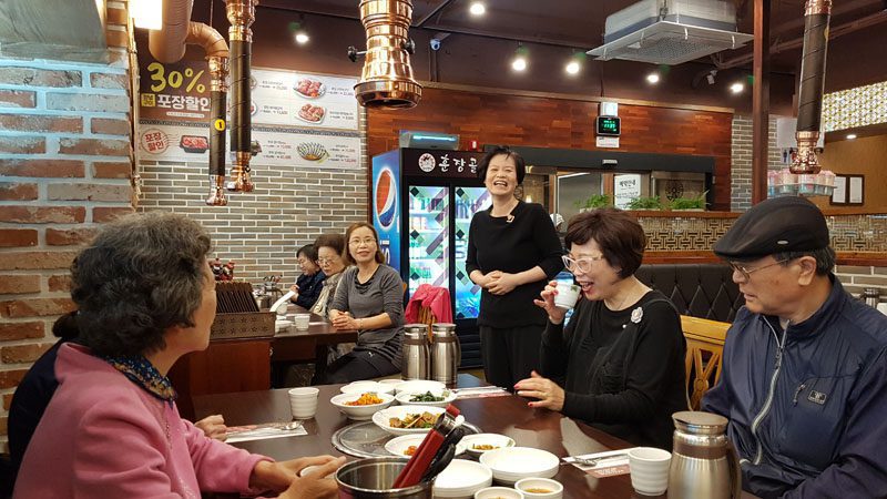 어르신들-식사대접2.jpg