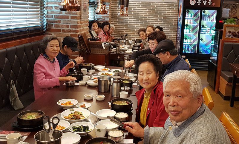 어르신들-식사대접5.jpg